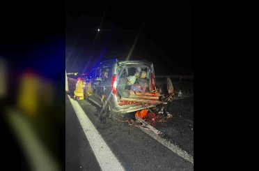 Hafif ticari araç bariyerlere saplandı 4 kişi yaralandı 