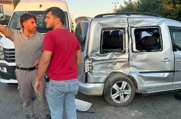 Hafif ticari araç ile kamyon çarpıştı: 3 yaralı
