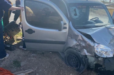 Hafif ticari araç ile otomobil çarpıştı: 1 ölü, 4 yaralı