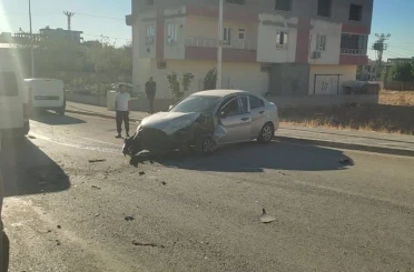 Hafif ticari araç ile otomobil çarpıştı: 4 yaralı 