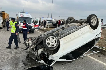 Hafif ticari araç ile otomobil çarpıştı: 6 yaralı 