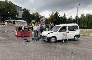 Hafif ticari araç ile traktör çarpıştı 