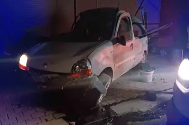 Hafif ticari araç iş yerinin gölgeliğine çarptı: 1 yaralı
