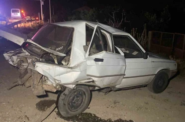Hafif ticari araç, otomobile arkadan çarptı: 2 yaralı 