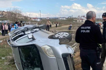 Hafif ticari araç şarampole devrildi: 1 yaralı 