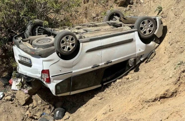 Hafif ticari araç uçuruma yuvarlandı: 1 ölü, 4 yaralı 