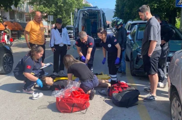Hafif ticari araca çarparak savrulan motosikletli yaralandı 