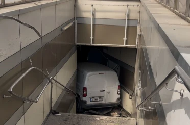 Hafif ticari aracıyla metro istasyonuna daldı 
