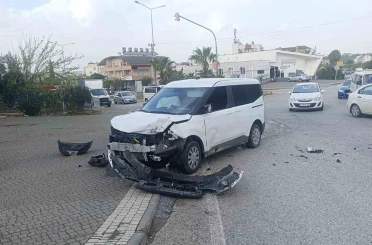 Hafif ticari araçla çarpışan otomobilin sürücüsü yaralandı 