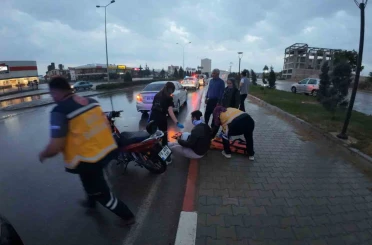 Hafif ticari araçla motosiklet çarpıştı: 1 yaralı 