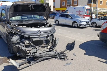 Hafif ticari araçla otomobil çarpıştı : 4 yaralı 