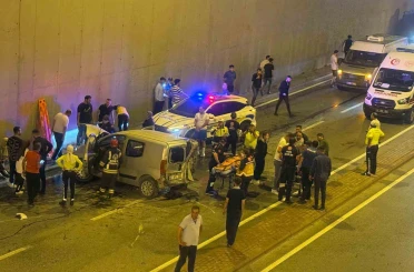 Hafif ticari araçla otomobilin karıştığı kazada: 1’i ağır 7 kişi yaralandı