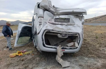 Hafif ticari araçların çarpıştığı kaza 7 kişi yaralandı 