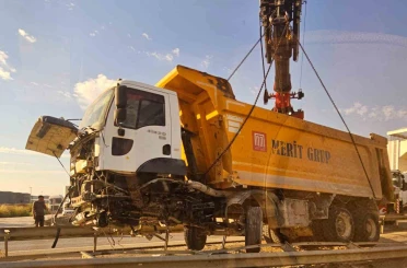 Hafriyat kamyonu refüje girdi, trafik felç oldu 