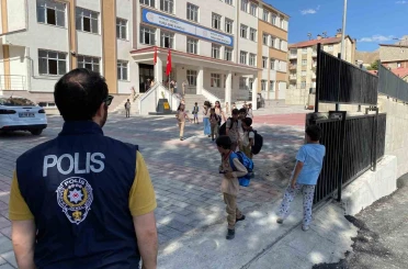 Hakkari polisi çocuklar için görev başında 