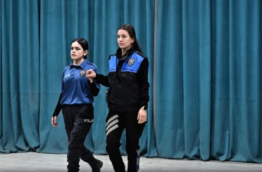 Hakkari polisinden kadın şiddetine karşı tiyatro ve sergi 
