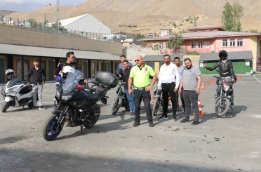 Hakkari polisinden motosiklet kullanıcılarına güvenli sürüş eğitimi 