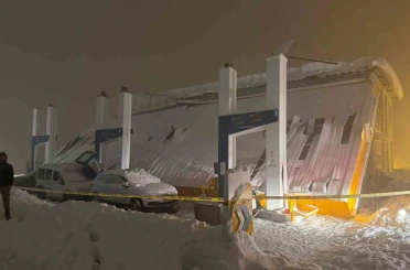 Hakkari’de akaryakıt istasyonunun çatısı çöktü: 8 kişi yaralandı 