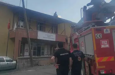 Hakkari’de çatıda mahsur kalan işçi kurtarıldı
