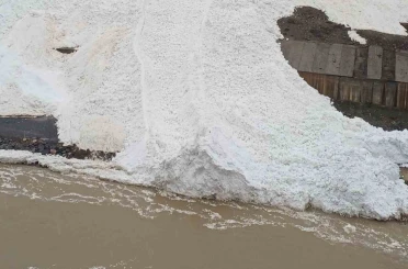 Hakkâri’de çığ: Zap Suyu’nun önünü kesti 