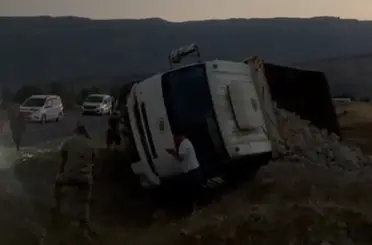 Hakkari’de freni boşalan kamyonet devrildi: 1 yaralı
