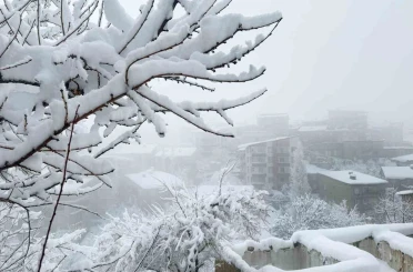 Hakkari’de kar afeti: Ekipler aralıksız çalışıyor 