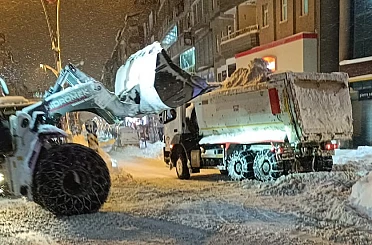 Hakkari’de kar dağları şehir dışına çıkartılıyor 