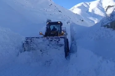 Hakkari’de kar esareti: 357 yol ulaşıma kapandı 