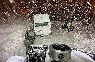 Hakkari’de kar ve tipide mahsur kalan minibüs kurtarıldı 