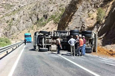 Hakkari’de maden yüklü kamyon devrildi:1 yaralı 