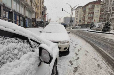 Hakkari’de mevsimin ilk karı yağdı 