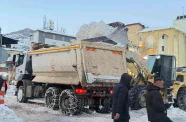Hakkari’de tonlarca kar şehir dışına taşınıyor 