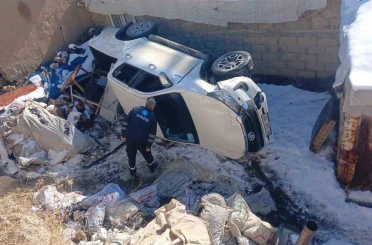 Hakkari’de VEDAŞ personelini taşıyan kamyonet şarampole yuvarlandı 