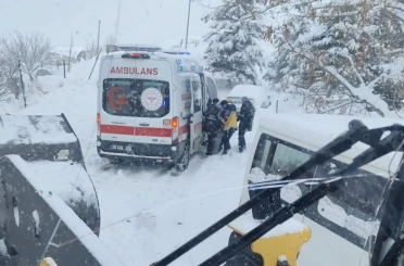 Hakkari’de yolda kalan ambulansın imdadına ekipler yetişti 