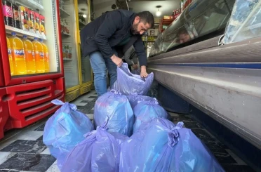 Hakkarili esnaftan vefa örneği: 30 yıllık esnaf, kalan tüm kırtasiye malzemesini 500 öğrenciye hediye etti 
