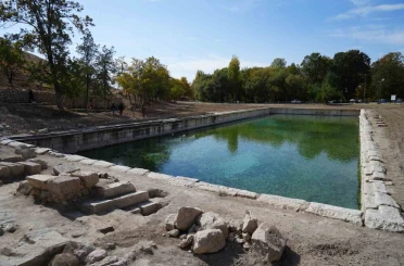 Hala kullanılan 1800 yıllık Roma havuzu çevresinde kazı çalışmaları 12 ay kesintisiz sürüyor 