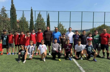 Halı sahada öğrenciler öğretmenlerle bir araya geldi 