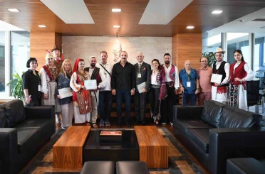 Halk danslarının kalbi Konyaaltı’nda attı 