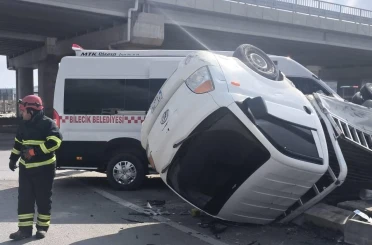 Halk minibüsü ile kamyonetin çarpışmasıyla, 8'i hafif 9 kişi yaralandı