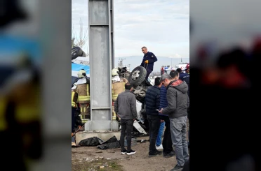 Halk otobüsü üst geçide çarptı! 4 ölü 13 yaralı