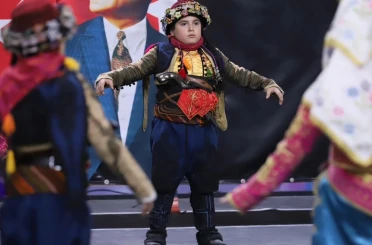 Halk oyunlarında sahne okulların 