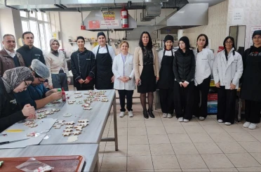 Halka açık kafede öğrenciler hem öğreniyor hem üretiyor 