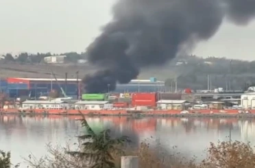 Halkalı Gümrüğü’nde konteyner alev alev yandı 