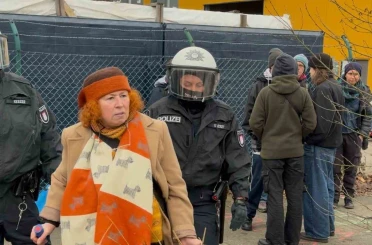 Hamburg’da ağaç kesimine karşı nöbet tutan eylemcilere polis müdahalesi 