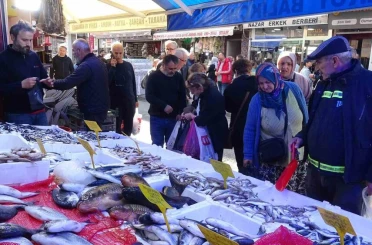 Hamsini kilosu 300 TL’den 100 TL’ye düştü: Kapış kapış gitti 