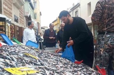 Hamsinin kilosu 50 liraya düştü, vatandaşlar poşet poşet aldı 