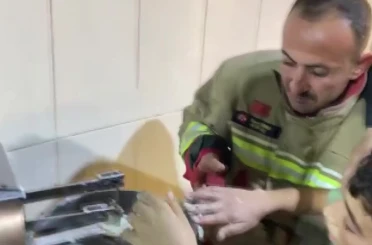 Hamur karıştırma makinesine elini sıkıştıran çocuğu itfaiye kurtardı 