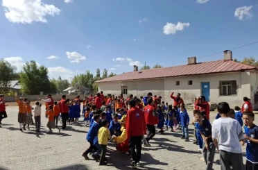 Hamur’da Damla Gönüllülük Hareketi projesi gençlerle buluştu 