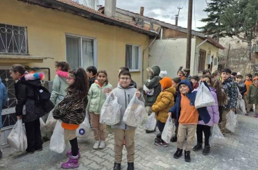 Harçlıklarını biriktirip yaşlıların gönüllerini ısıttılar 