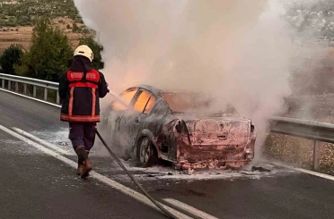 Hareket halindeki otomobil alev topuna döndü 